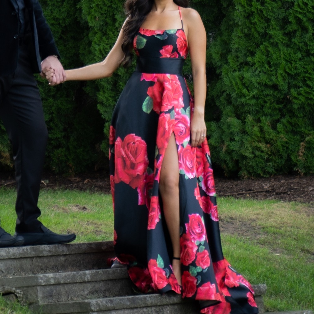Flower evening gown dress. Black and red.